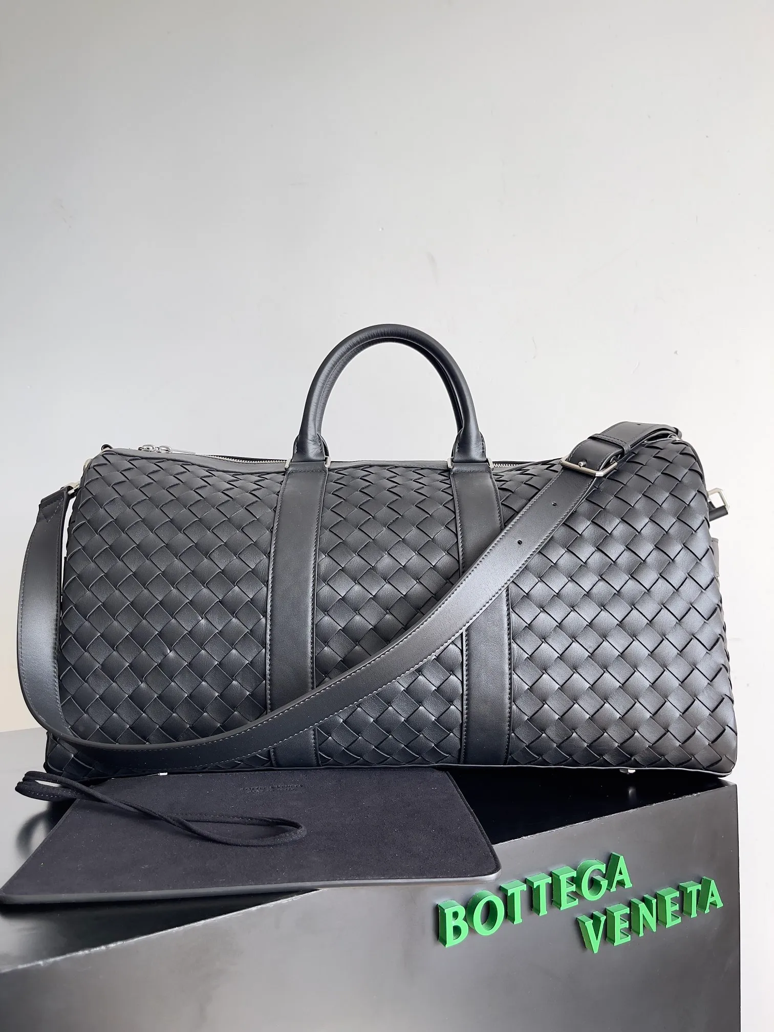 Batch 3560 BV woven large travel bag. A very recognizable travel bag. This travel bag is unique and uses classic weaving technology to make travel exquisite. The large-capacity design meets daily short-distance travel and is very suitable for elites who often travel on business. Style number: 650066 Size: 50*27*24cm